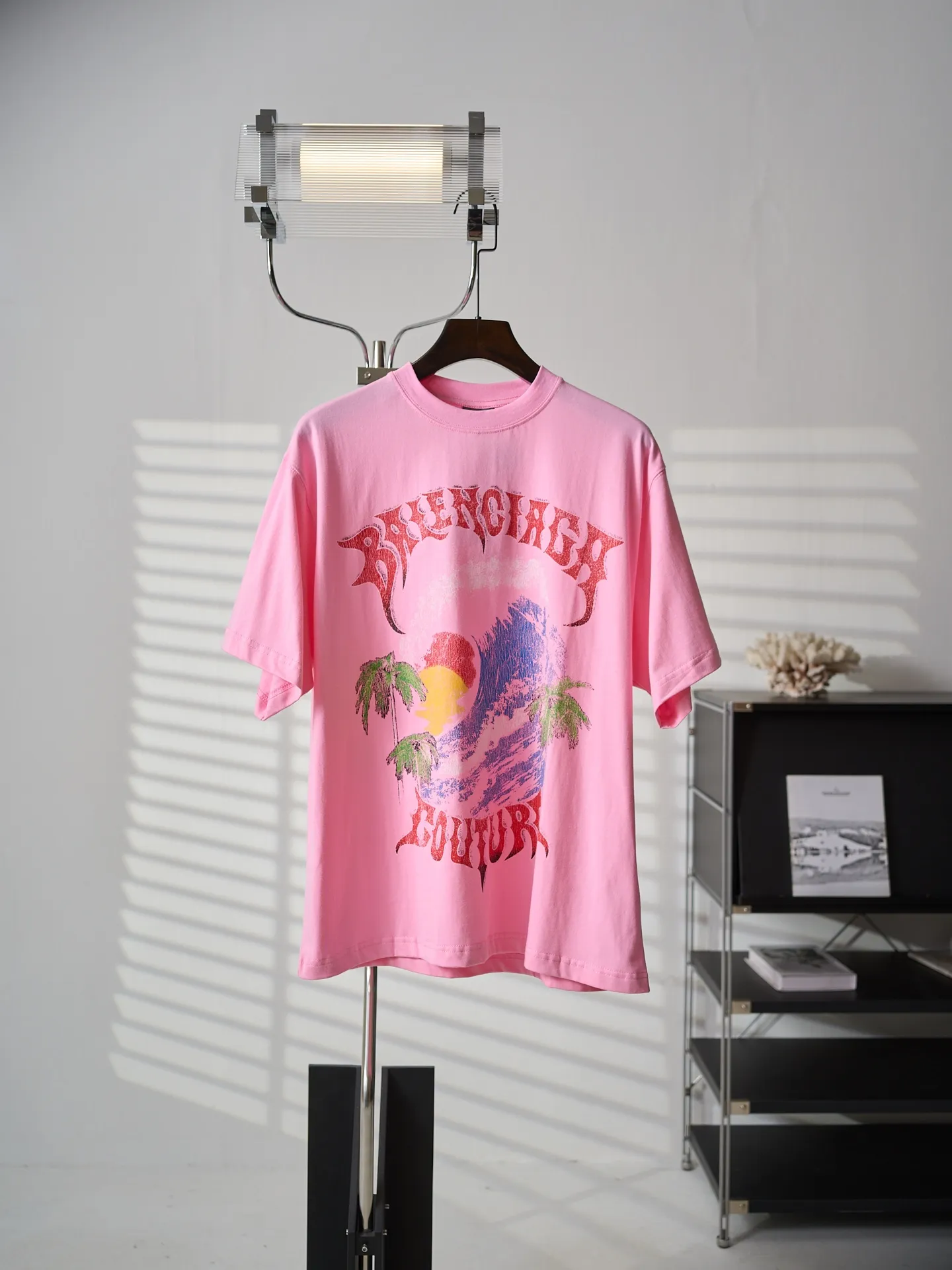 Balenciaga/ T 【In Stock】XS S M L ：24 / 185G ：32 1×1 / 270G 24 ， 。 、 ， ， 。 32 ， ， ， 。 ， ， ， ， ， 。 ， 。 ， 、 ， Retro ， Black、Gray、Pink 。